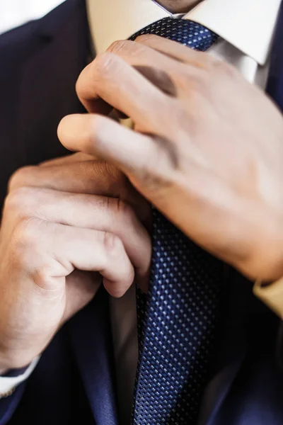 El novio vestidor y la preparación para la ceremonia — Foto de Stock