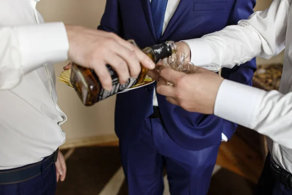 Knappe bruidegom en de zijnen groomsmen — Stockfoto