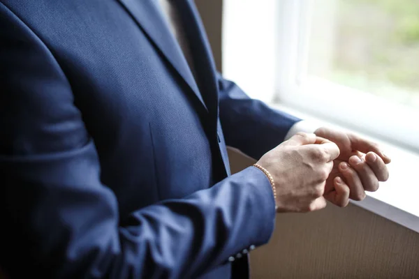 El novio vestidor y la preparación para la ceremonia — Foto de Stock