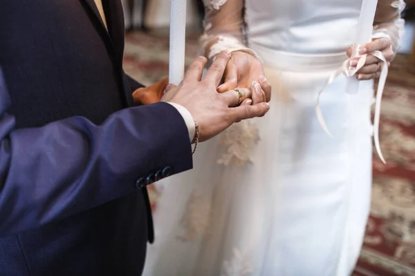 Церемонія нареченого і нареченої в церкві — стокове фото