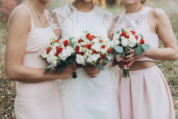 Noiva e damas de honra com buquês de flores — Fotografia de Stock