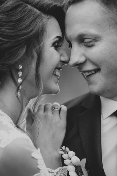 Sposo e sposa passeggiando nel parco — Foto Stock