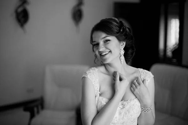 Ritratto di moda della giovane sposa — Foto Stock