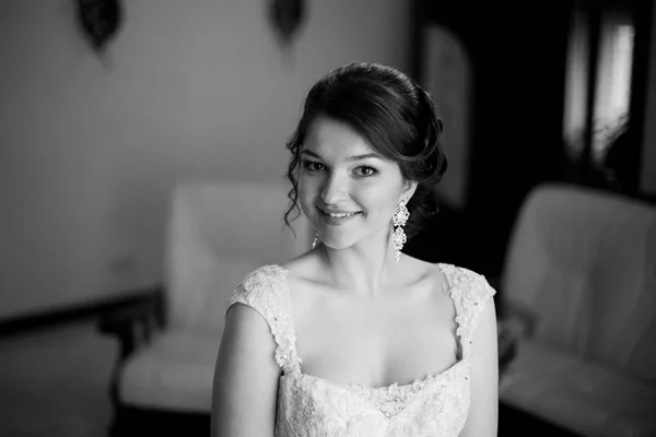 Portrait de mode de jeune mariée — Photo