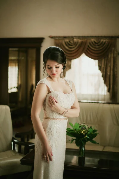 Fashion portrait of young bride — Stock Photo, Image