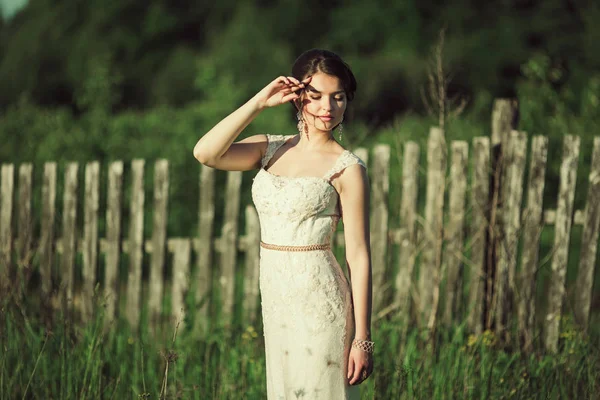 Mariée en robe blanche dans le champ — Photo