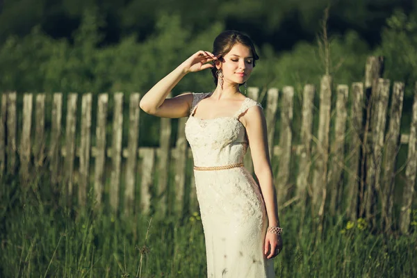 Novia en vestido blanco en el campo — Foto de Stock