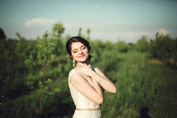 Mariée en robe blanche dans le champ — Photo