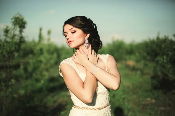 Mariée en robe blanche dans le champ — Photo