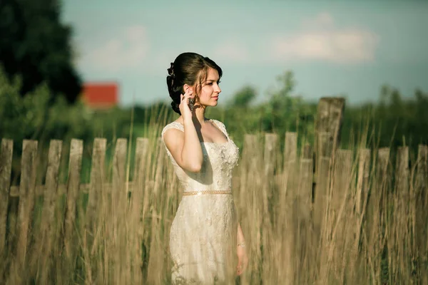 Novia en vestido blanco en el campo — Foto de Stock