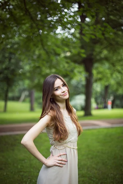 Молода красива дівчина позує в парку — стокове фото