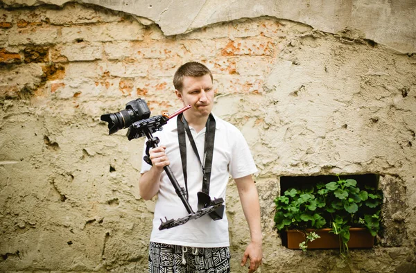 Fotógrafo con cámara y trípode — Foto de Stock