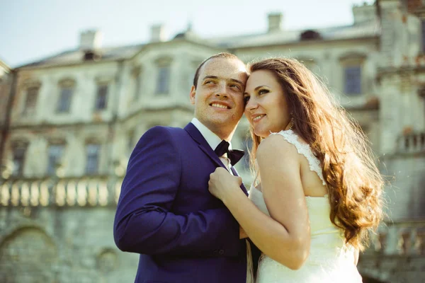 Glad brudgummen och bruden porträtt — Stockfoto