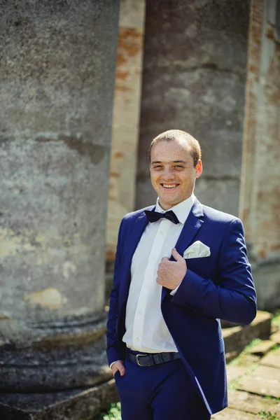 Novio guapo en esmoquin de boda — Foto de Stock