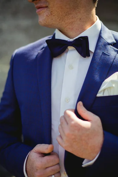 Novio guapo en esmoquin de boda —  Fotos de Stock