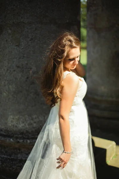 Porträtt av unga vackra bruden — Stockfoto