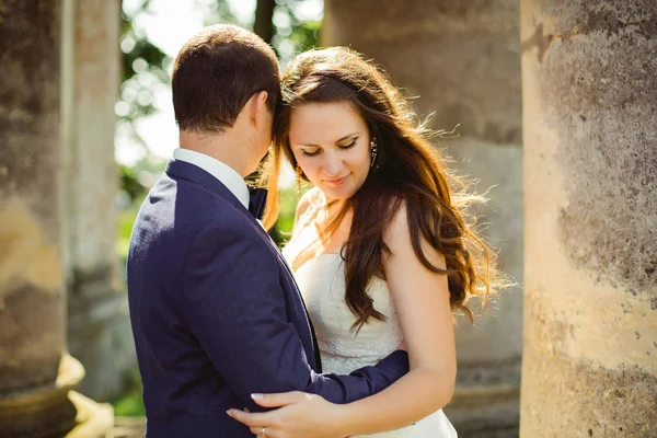 Happy groom and bride portrait — Stock Photo, Image