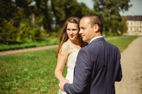 Felice sposo e sposa ritratto — Foto Stock