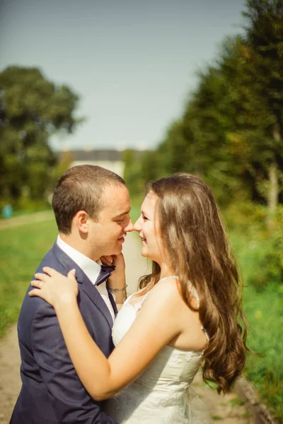 Happy groom and bride portrait — Stock Photo, Image