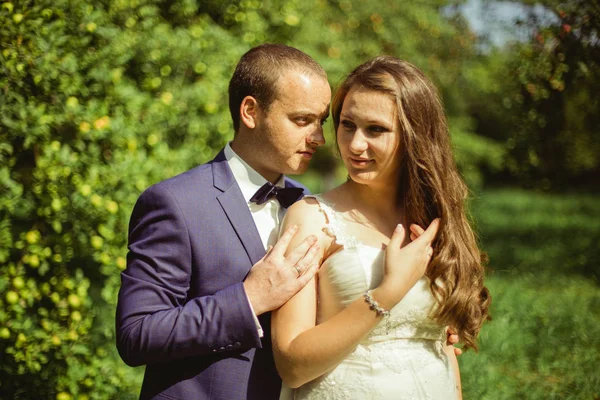 Feliz noivo e noiva retrato — Fotografia de Stock