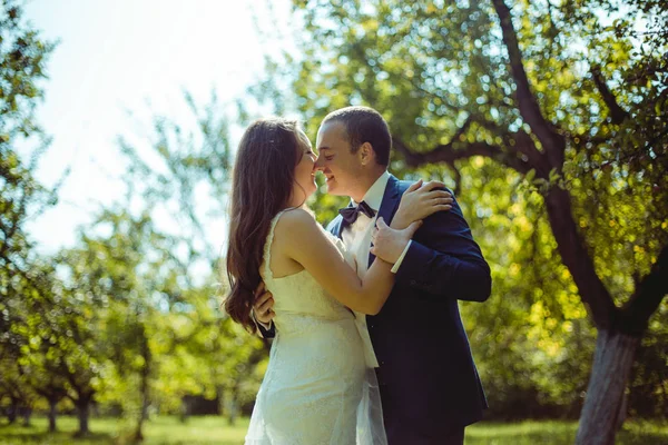 Feliz noivo e noiva retrato — Fotografia de Stock