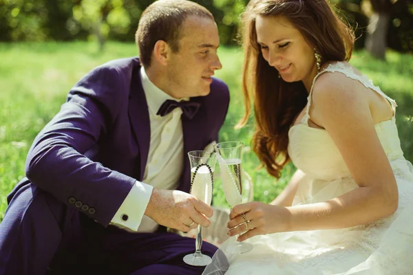 シャンパンと新郎と花嫁の肖像画 — ストック写真