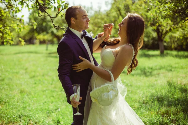 Brudgummen och bruden porträtt med champagne — Stockfoto
