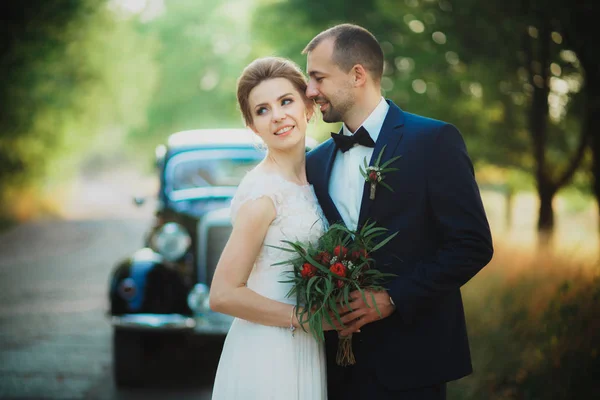 Feliz noivo e noiva retrato — Fotografia de Stock