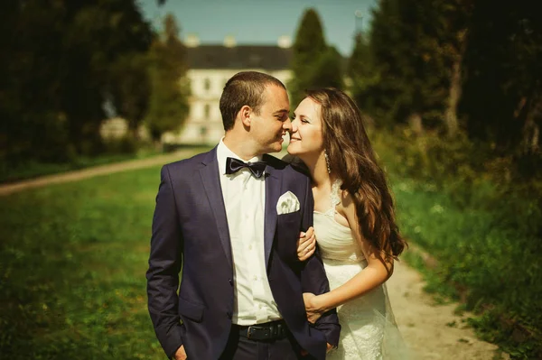 Feliz noivo e noiva retrato — Fotografia de Stock