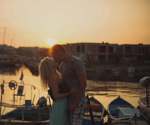 Fiatal pár csókolózás naplementekor — Stock Fotó