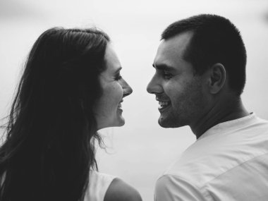 damat ve gelin İtalyan şehirde yürüyüş