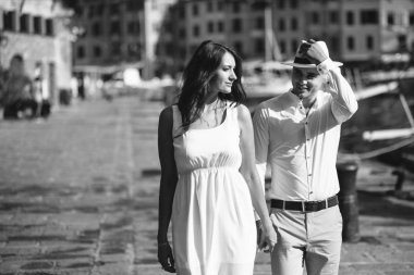 damat ve gelin İtalyan şehirde yürüyüş