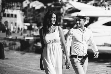 damat ve gelin İtalyan şehirde yürüyüş