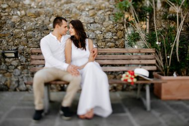 damat ve gelin İtalyan şehirde yürüyüş