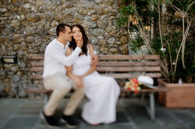 damat ve gelin İtalyan şehirde yürüyüş