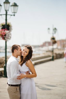 damat ve gelin İtalyan şehirde yürüyüş