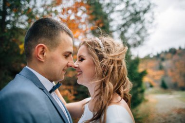 dağlarda yürüyüş Düğün çifti