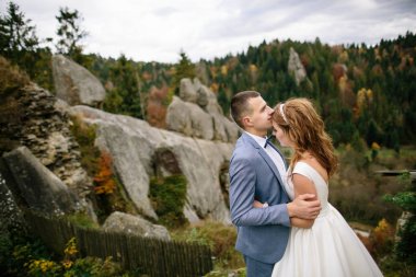 dağlarda yürüyüş Düğün çifti