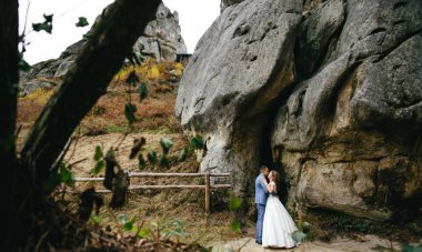 dağlarda yürüyüş Düğün çifti