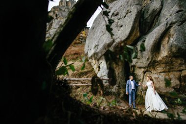 dağlarda yürüyüş Düğün çifti