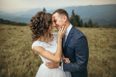 dağlarda yürüyüş Düğün çifti