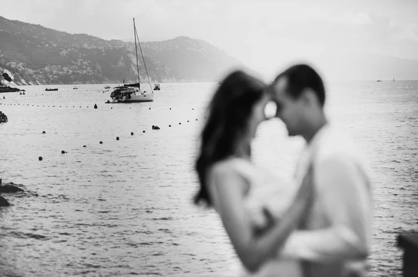 Happy groom and bride — Stock Photo, Image