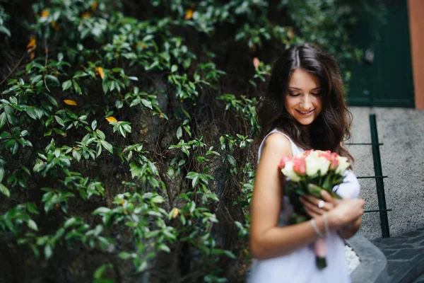 幸せな花嫁の白いドレスで — ストック写真