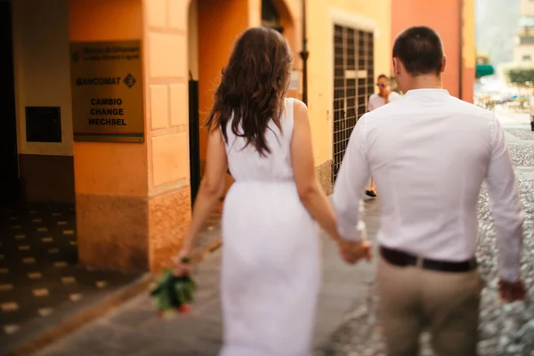 Bräutigam und Braut spazieren in italienischer Stadt — Stockfoto