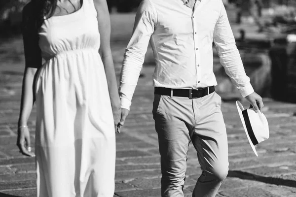 Bruid en bruidegom lopen in Italiaanse stad — Stockfoto