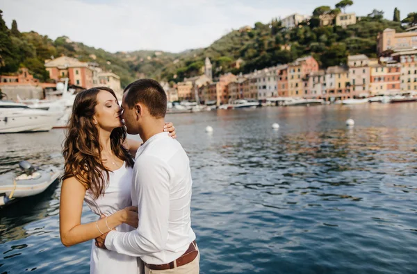 Happy groom and bride — Stock Photo, Image