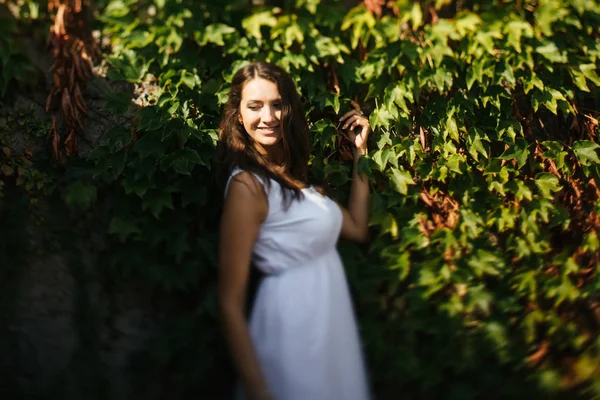 Mariée heureuse en robe blanche — Photo