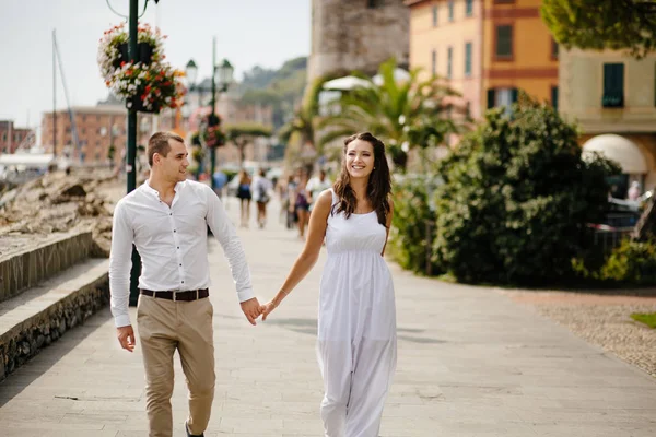 Bräutigam und Braut spazieren in italienischer Stadt — Stockfoto