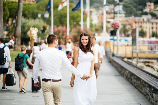 Novio y novia caminando en la ciudad italiana — Foto de Stock