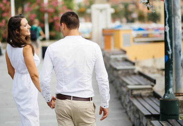 Novio y novia caminando en la ciudad italiana — Foto de Stock